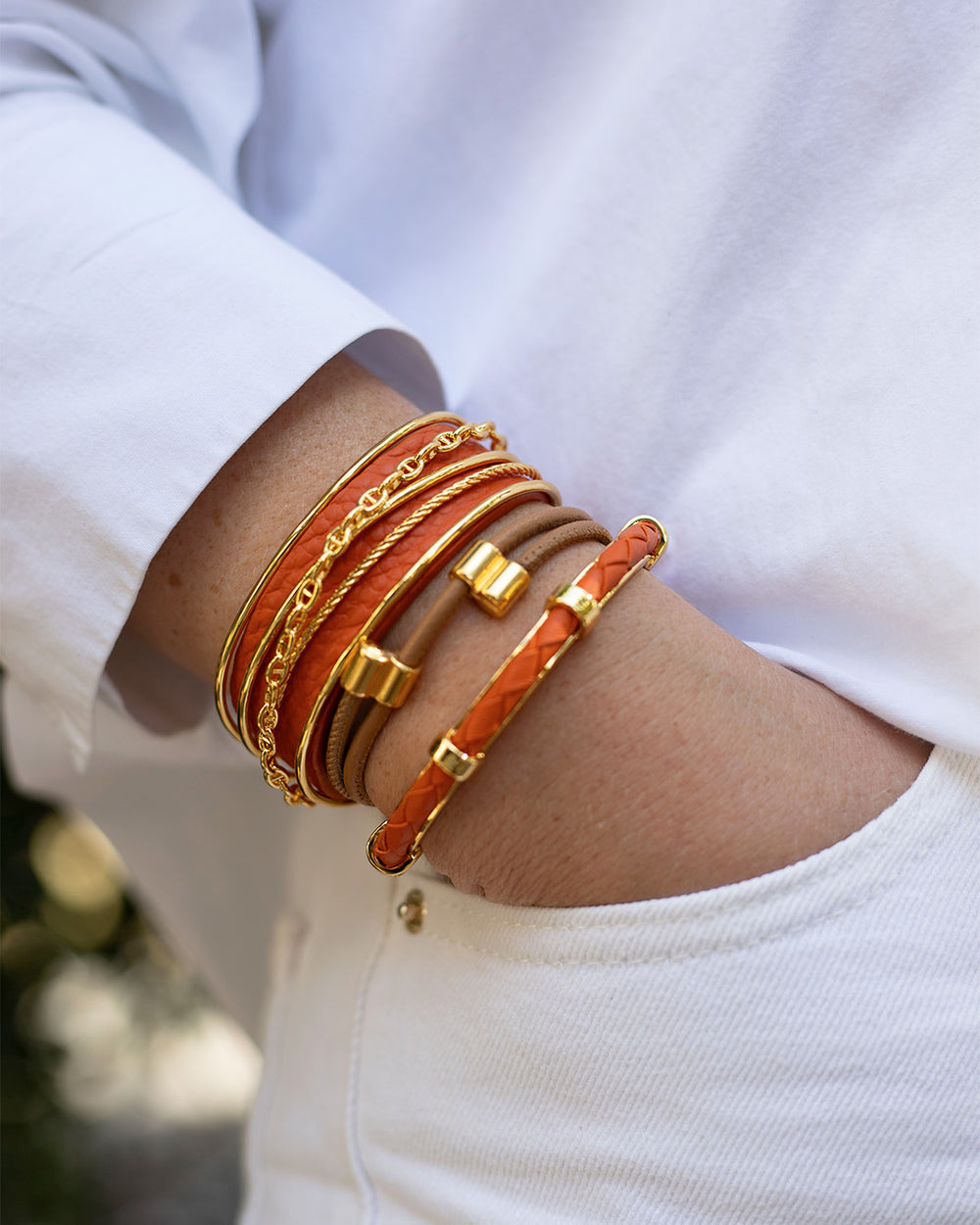 Nos Bracelets Dolce Vita et Lisbonne en cuir orange, Mia en cuir camel vus portées.