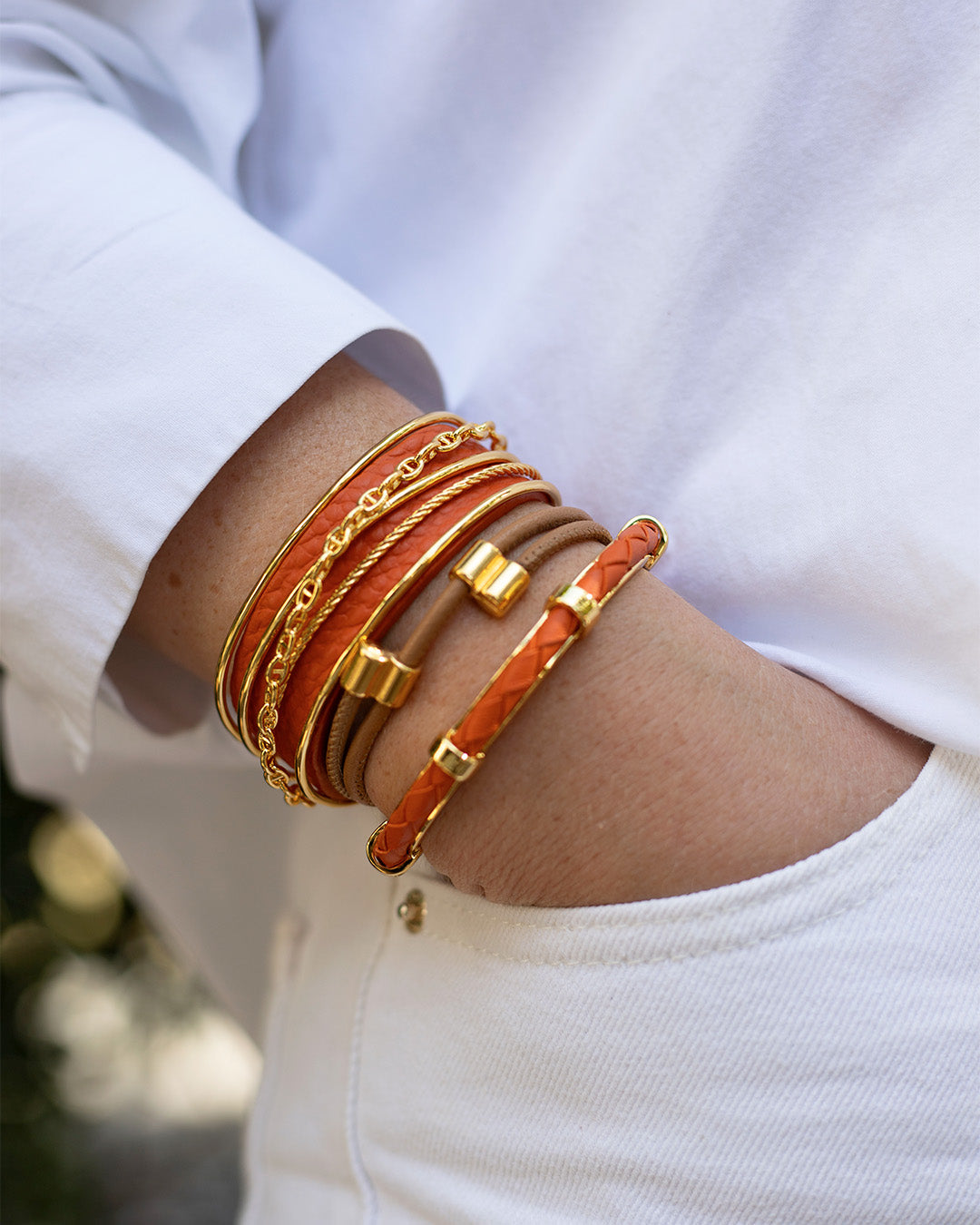 Nos Bracelets Dolce Vita et Lisbonne en cuir orange, Mia en cuir camel vus portées.