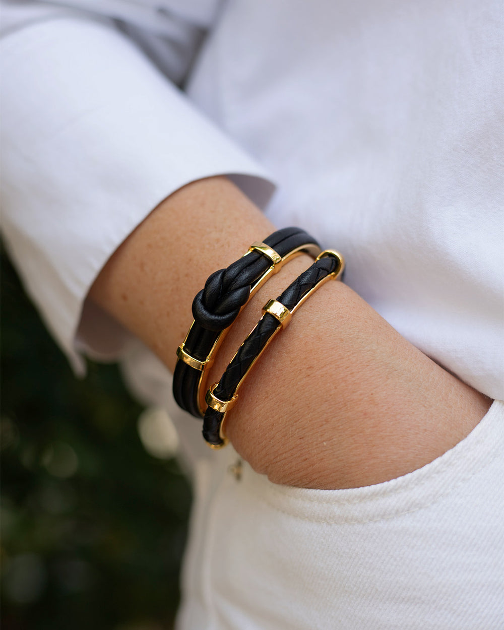 Nos bracelets Doris et Lisbonne en cuir noir vus portés.