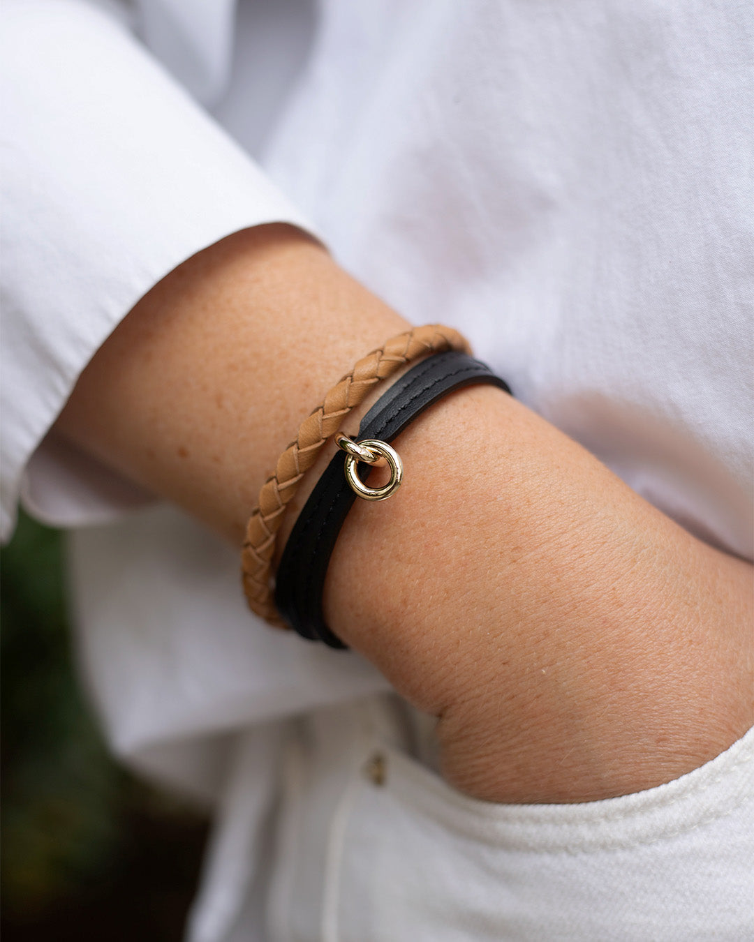 Nos bracelets Mohican en cuir camel et le bracelet Twin en cuir noir, vus portés.