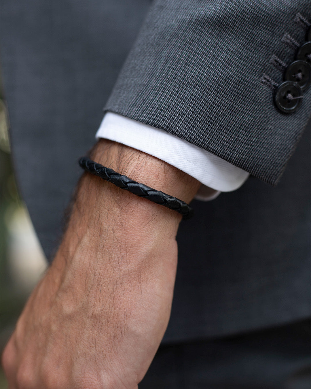 Notre bracelet Mohican en cuir d'agneau tressé noir vu porté.