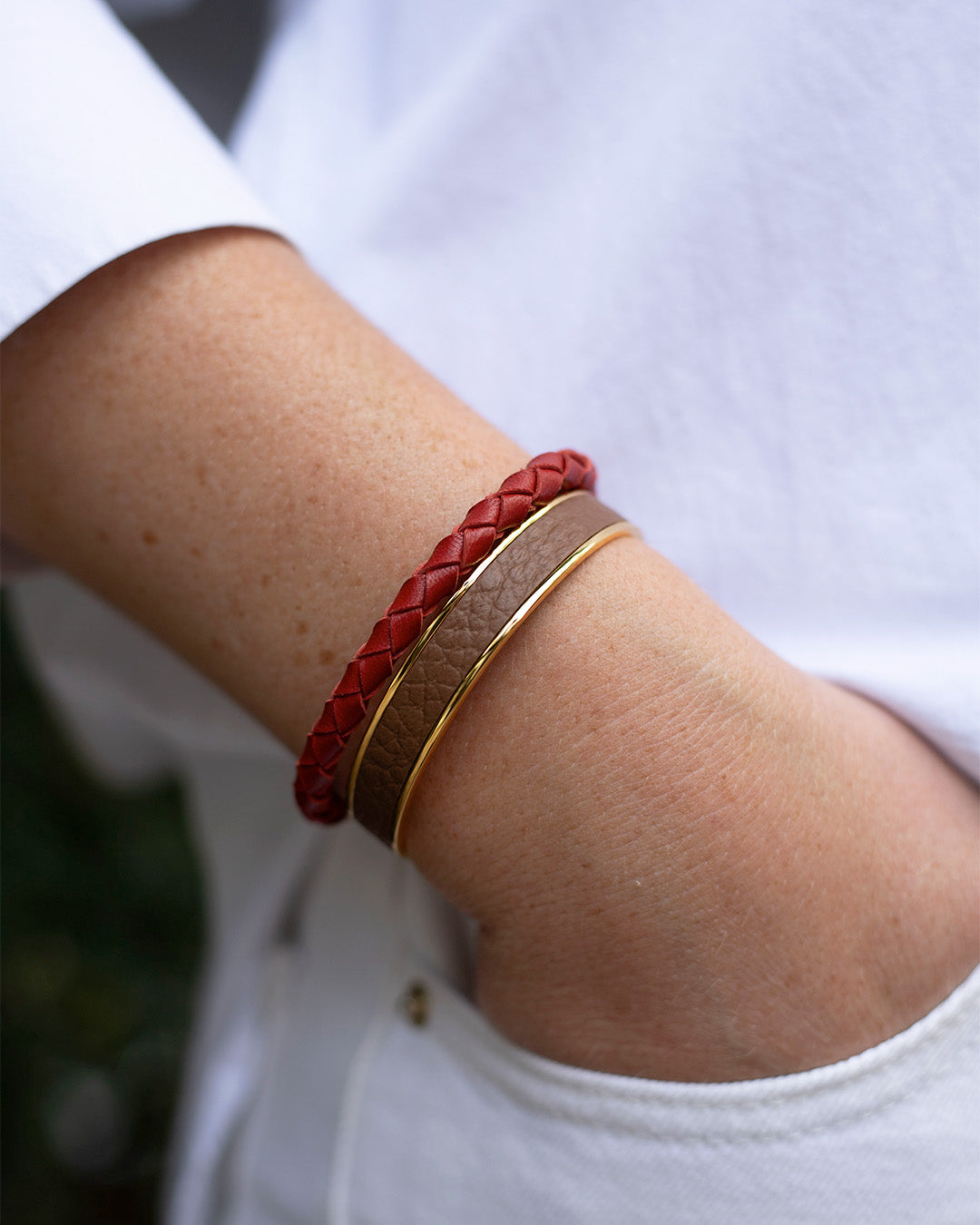 Notre bracelet Mohican en cuir d'agneau tressé Terracotta et le bracelet Pacôme en cuir fauve vus portée.