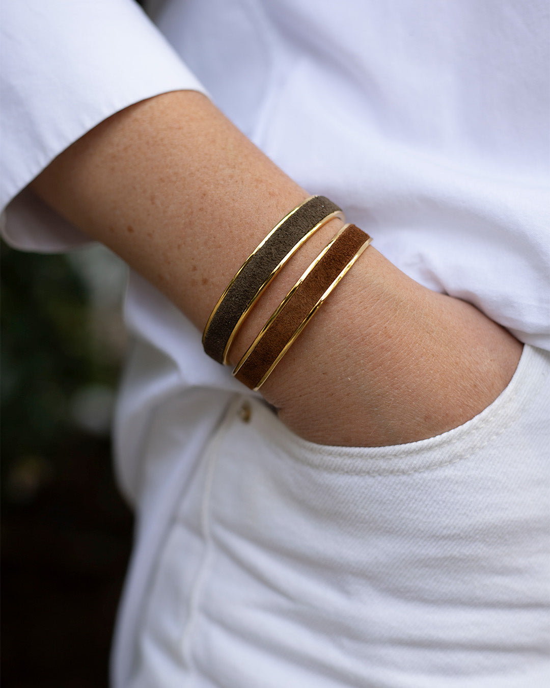 Nos bracelets Pacôme en cuir velours noisette et truffe vue portée.
