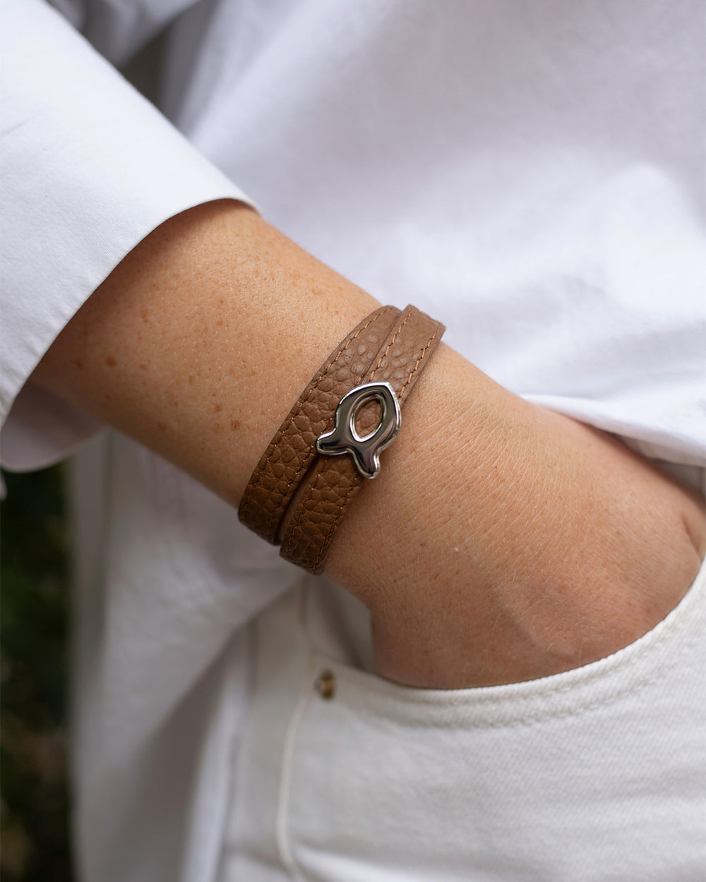 Notre bracelet Sardine en cuir vigogne fauve, vue portée.