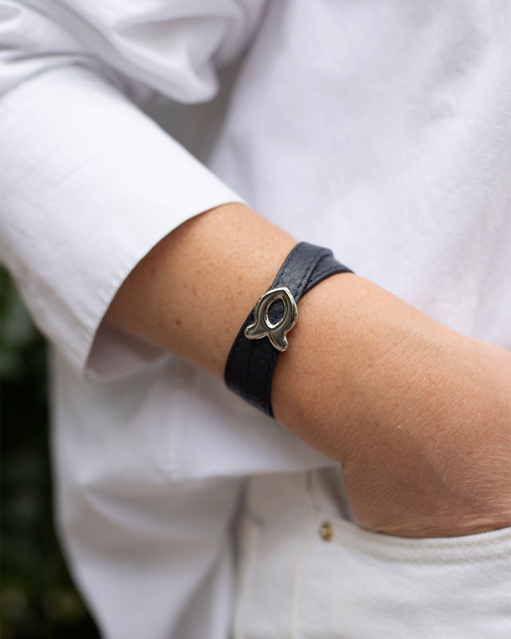 Notres bracelet Sardine en cuir vigogne marine, vue portée.