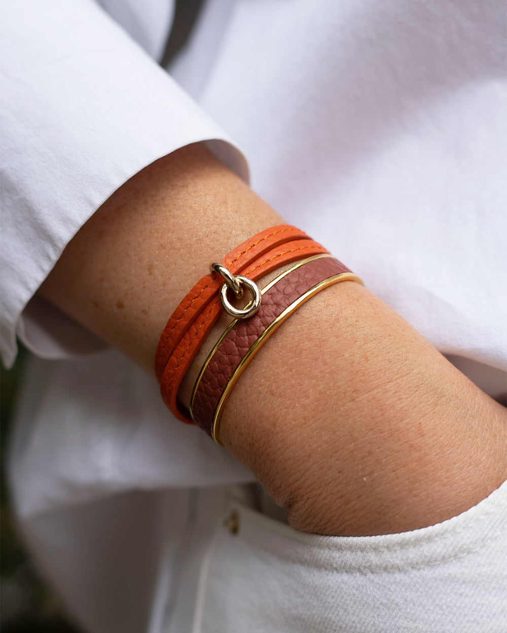 Nos bracelets Twin en cuir orange et le bracelet Pacôme en cuir terracotta vus portée.