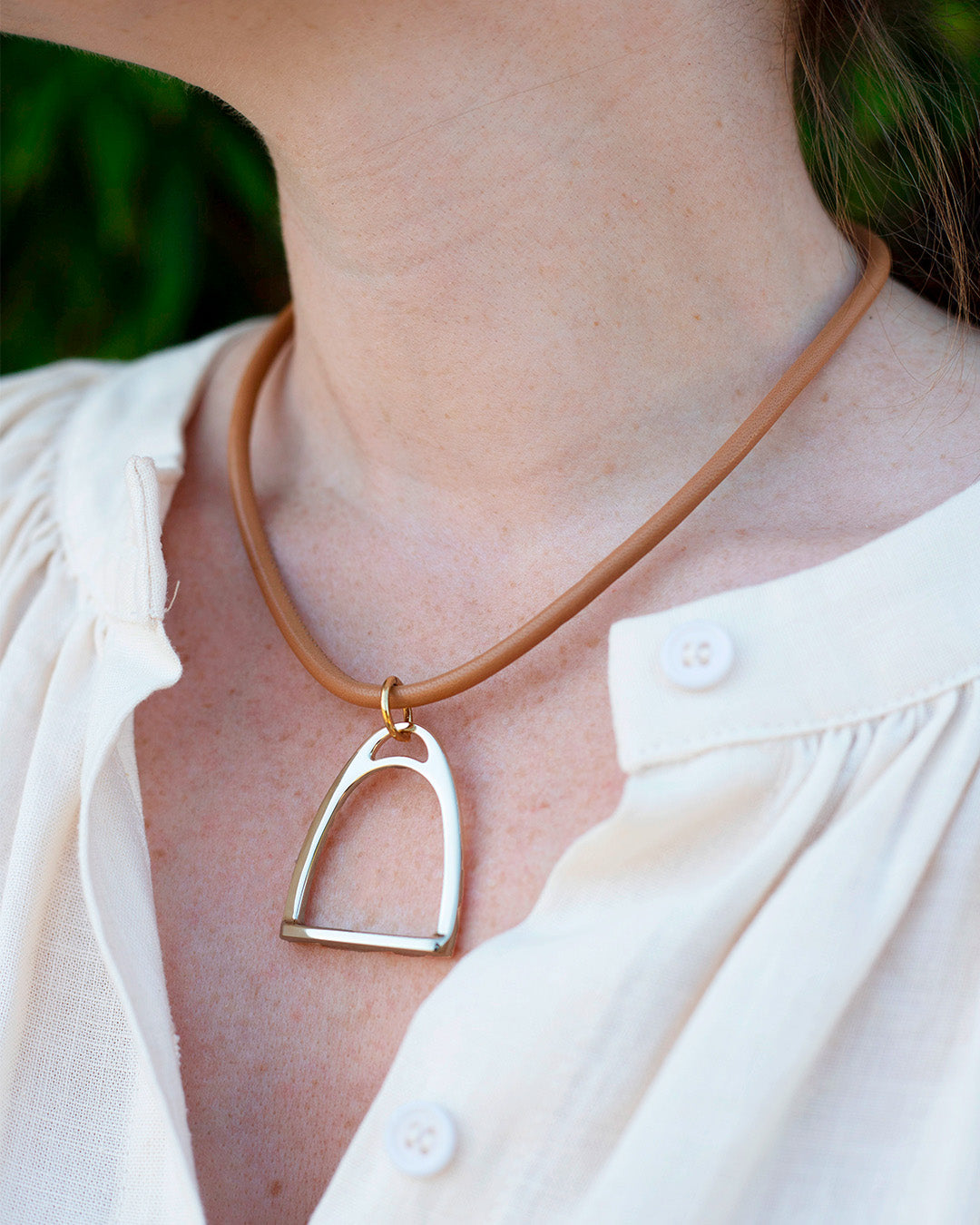 Notre collier Attelage Renouard en cuir d'agneau camel, vue portée.