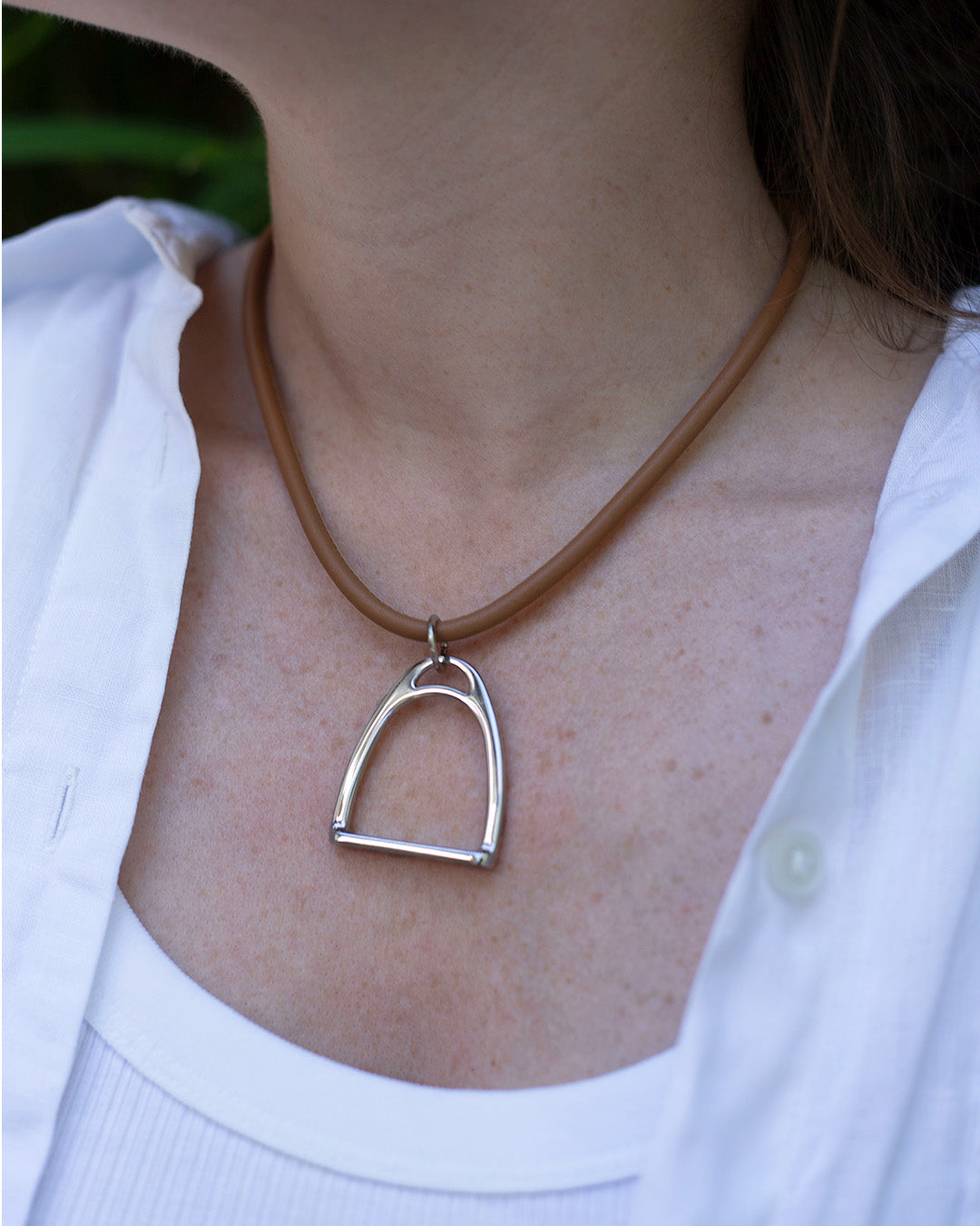 Notre collier Attelage Renouard en cuir d'agneau camel, vue portée.