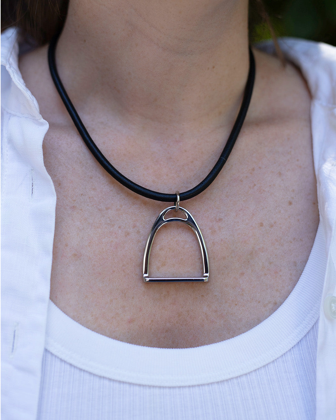 Notre collier Attelage Renouard en cuir d'agneau noir, vue portée.