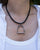 Notre collier Attelage Renouard en cuir d'agneau noir, vue portée.