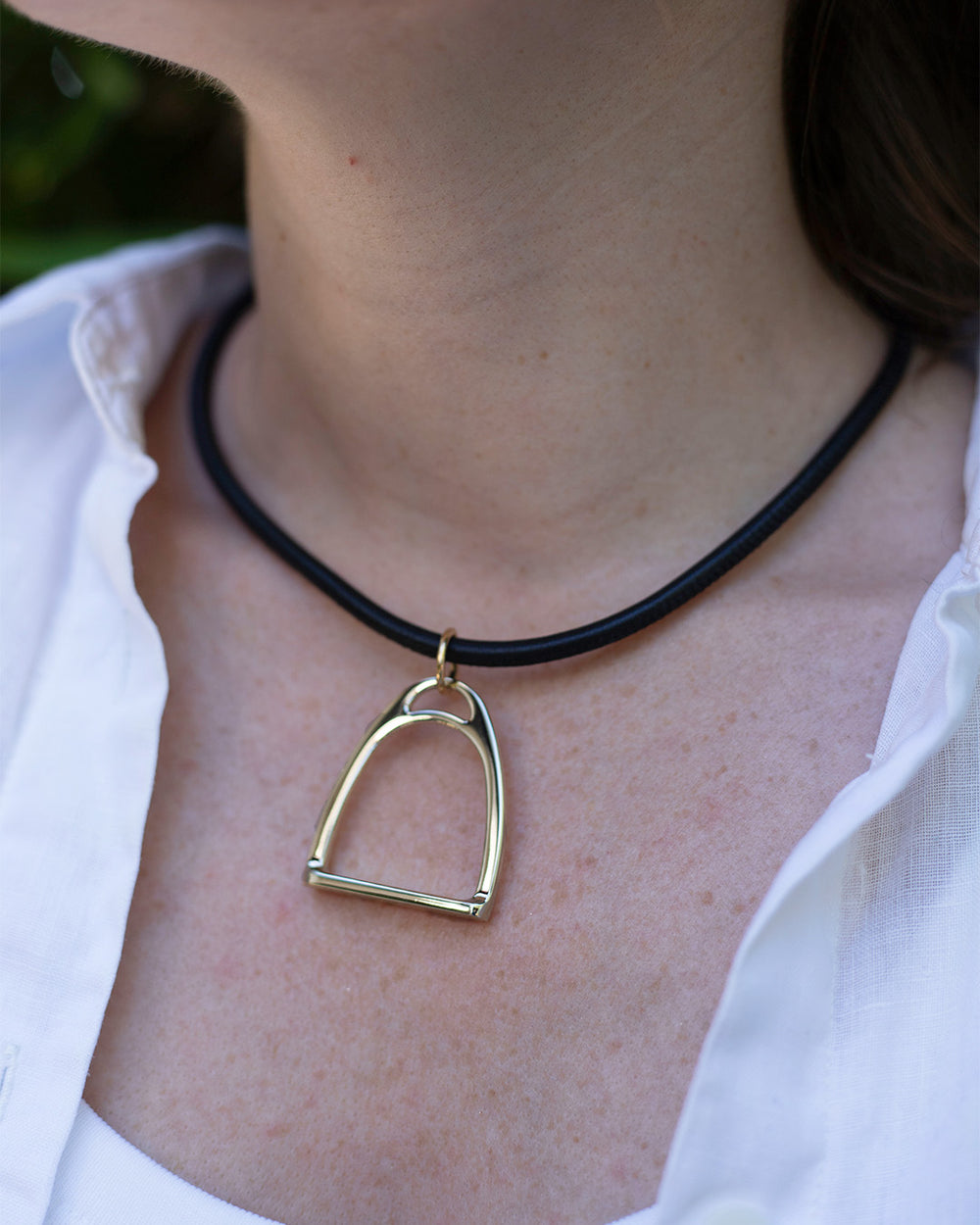 Notre collier Attelage Renouard en cuir d'agneau noir, vue portée.