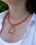 Notre collier Attelage Renouard en cuir d'agneau orange, vue portée.