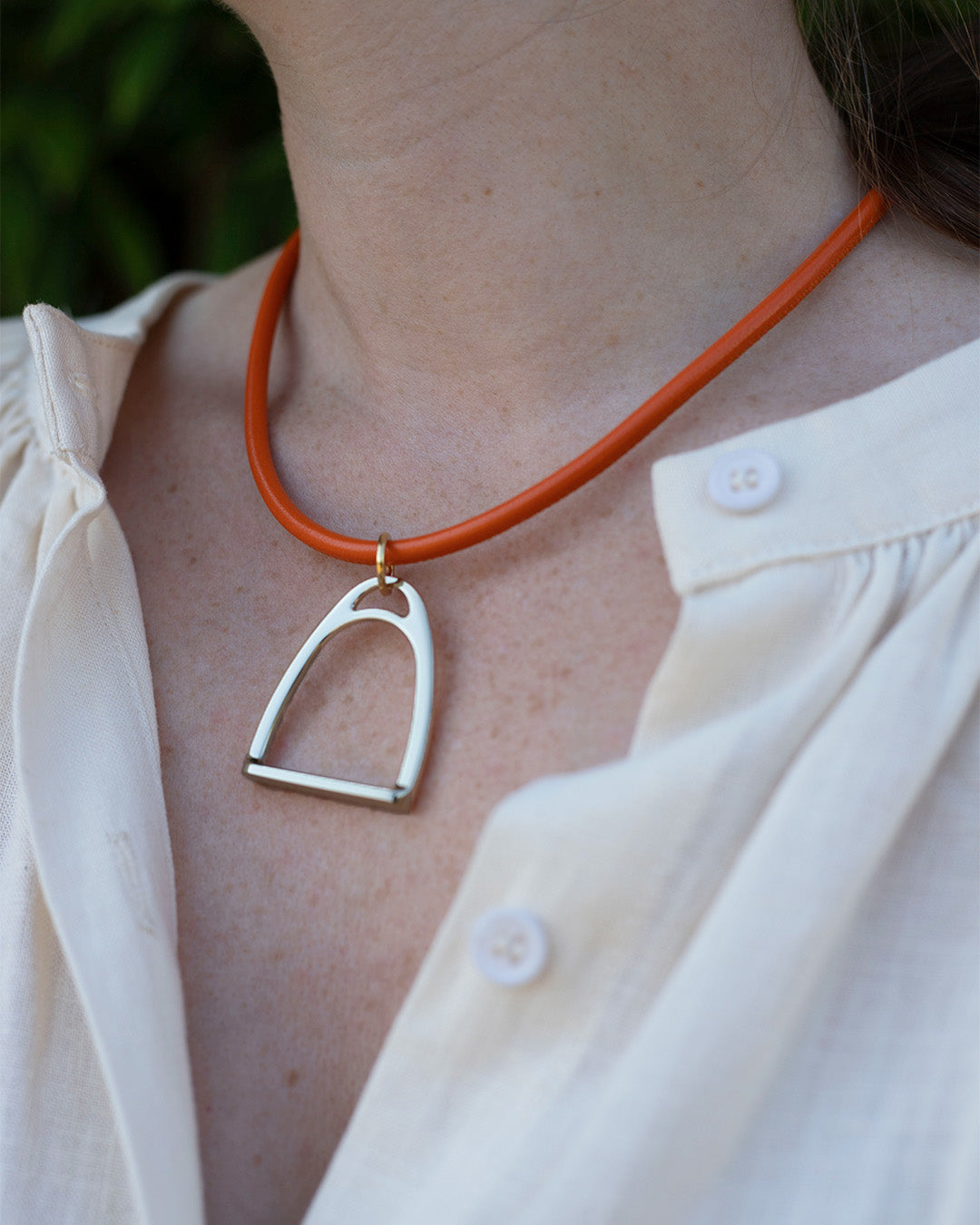 Notre collier Attelage Renouard en cuir d'agneau orange, vue portée.