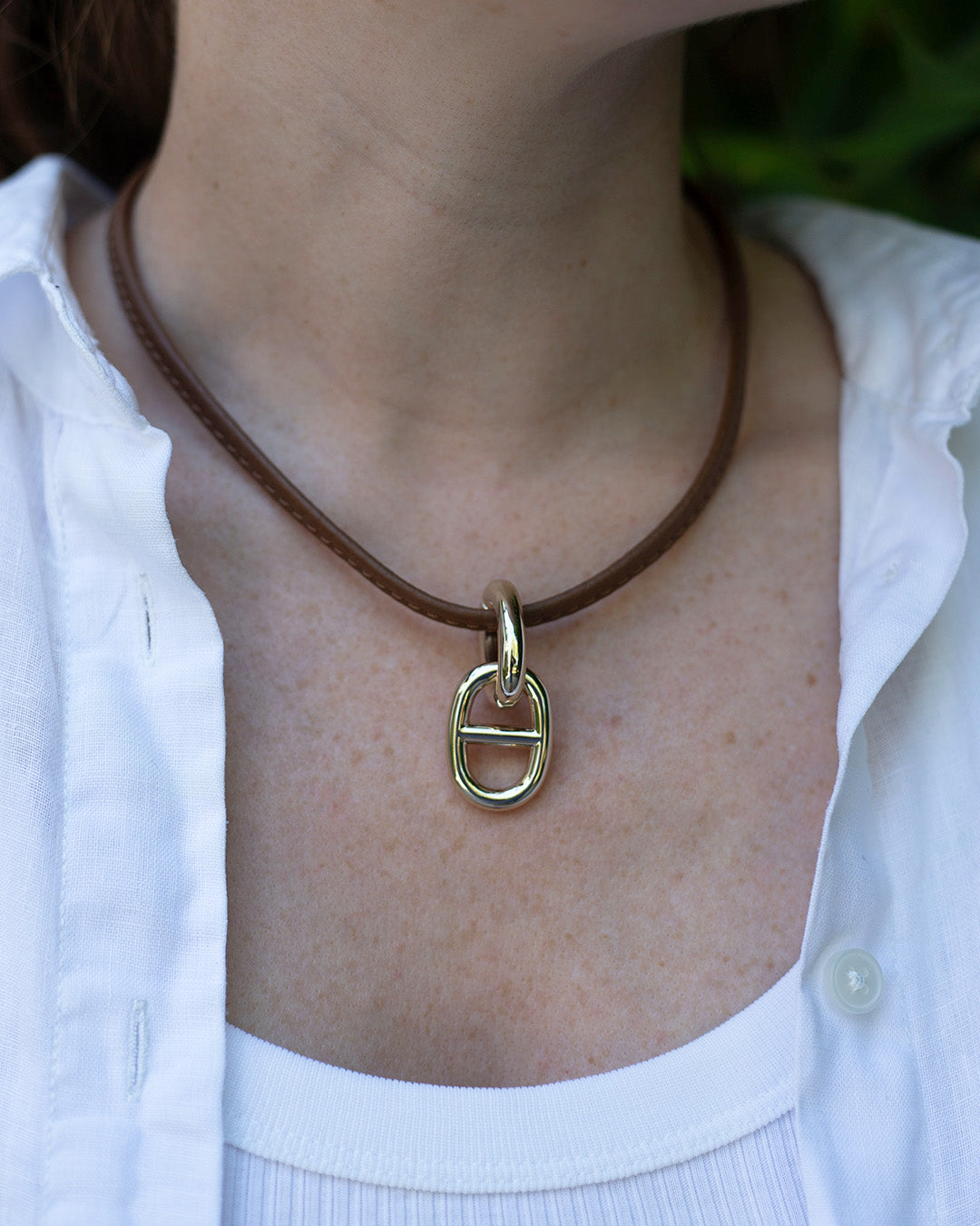 Notre collier Maillon doré en cuir vigogne fauve, vue portée.