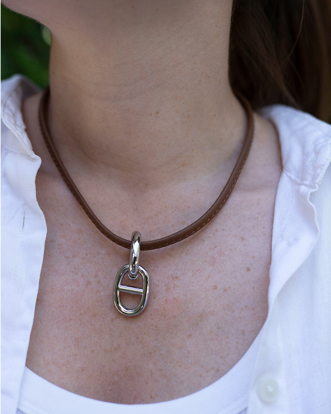 Notre collier Maillon nickelé en cuir vigogne fauve, vue portée.