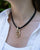 Notre collier Maillon doré en cuir vigogne, vue portée.