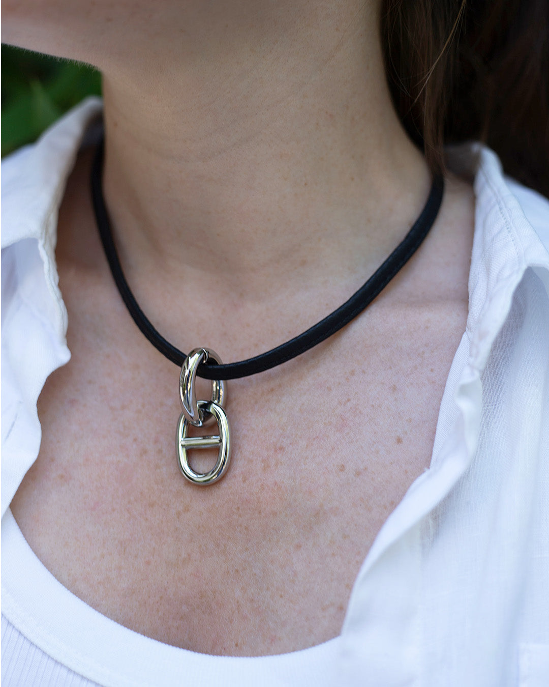 Notre collier Maillon nickelé en cuir vigogne, vue portée.