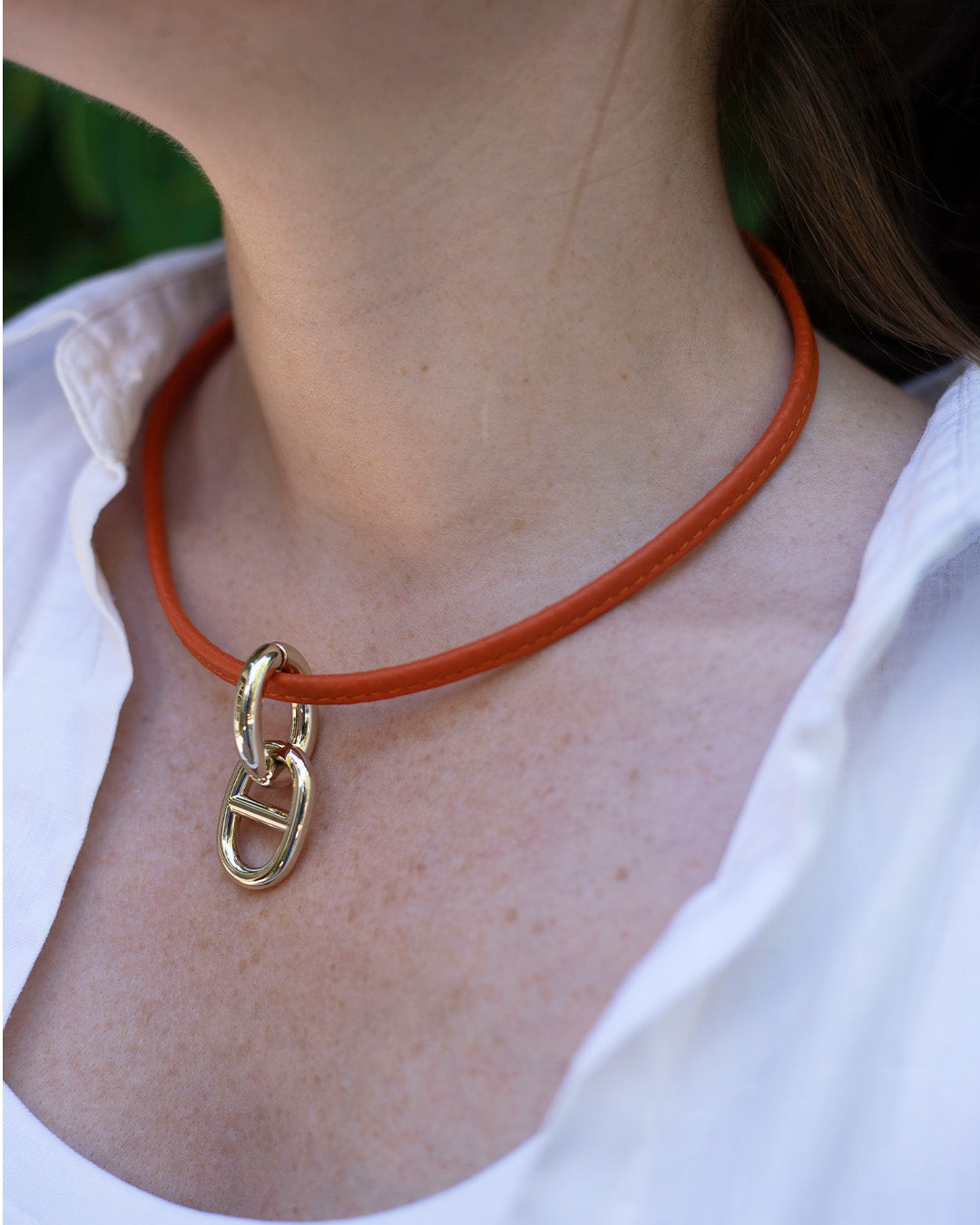 Notre collier Maillon doré en cuir vigogne orange, vue portée.