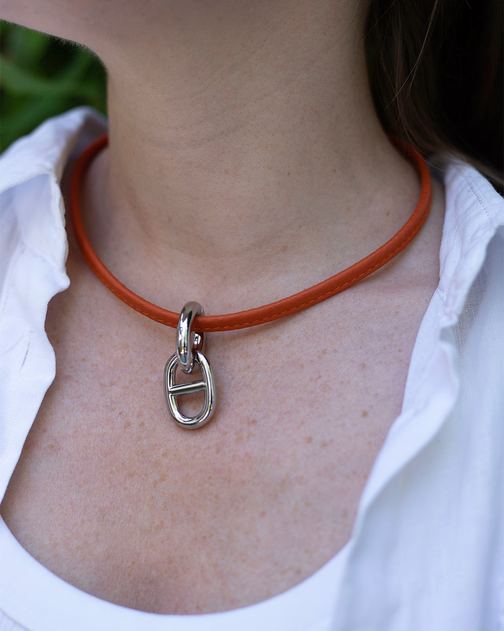 Notre collier Maillon nickelé en cuir vigogne orange, vue portée.