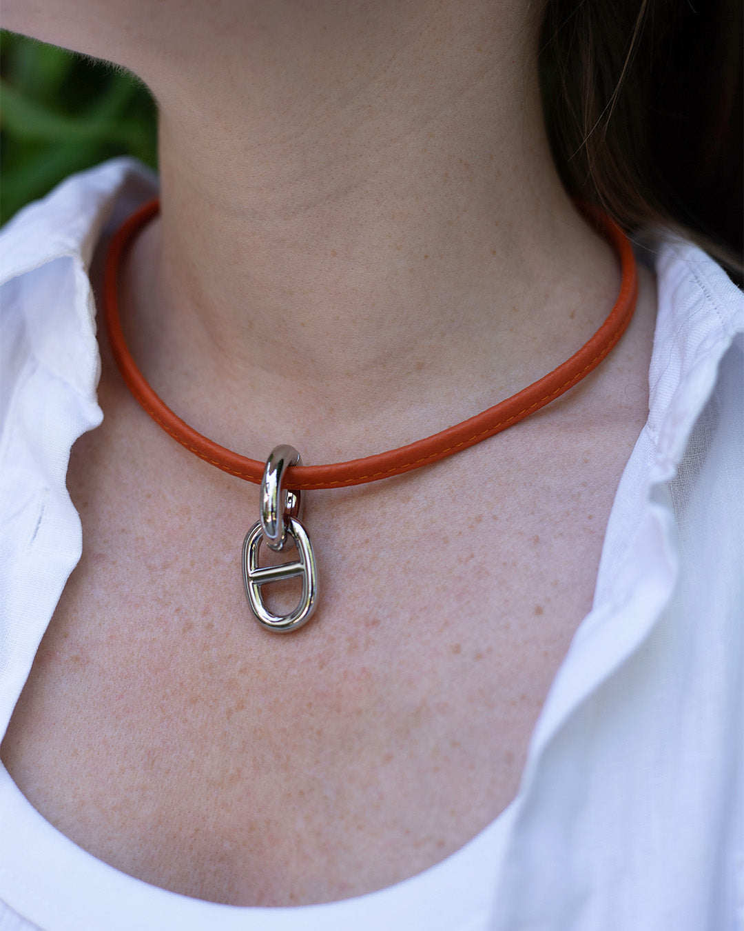 Notre collier Maillon nickelé en cuir vigogne orange, vue portée.