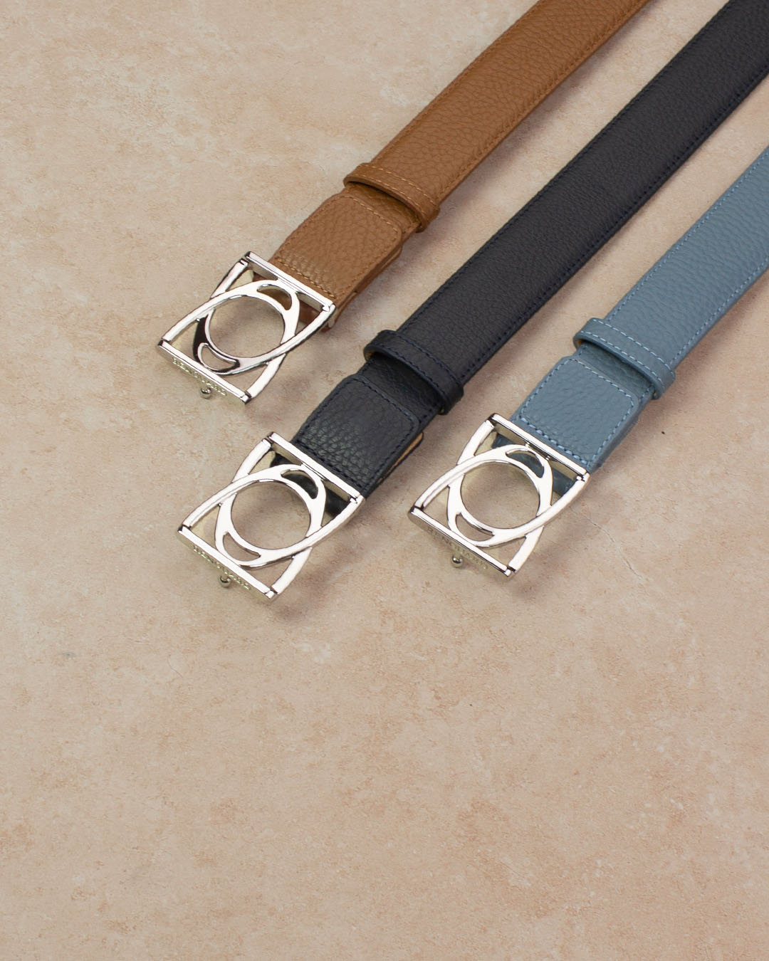 Notre ceinture Cabriole Renouard en cuir façon vigogne fauve, marine et bleu cobalt vue en ambiance