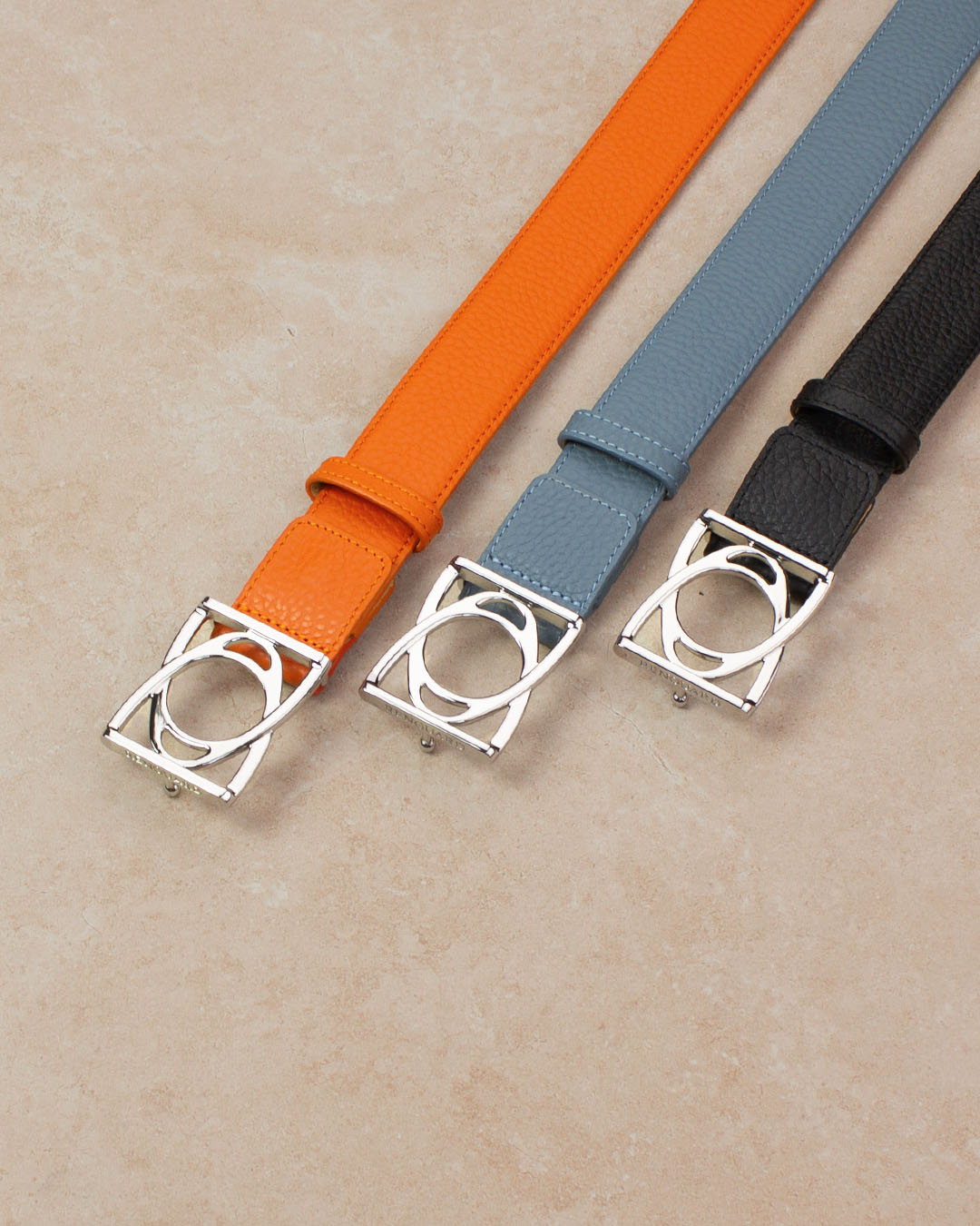 Notre ceinture Cabriole Renouard en cuir façon vigogne bleu cobalt, noir et orange vue en ambiance.