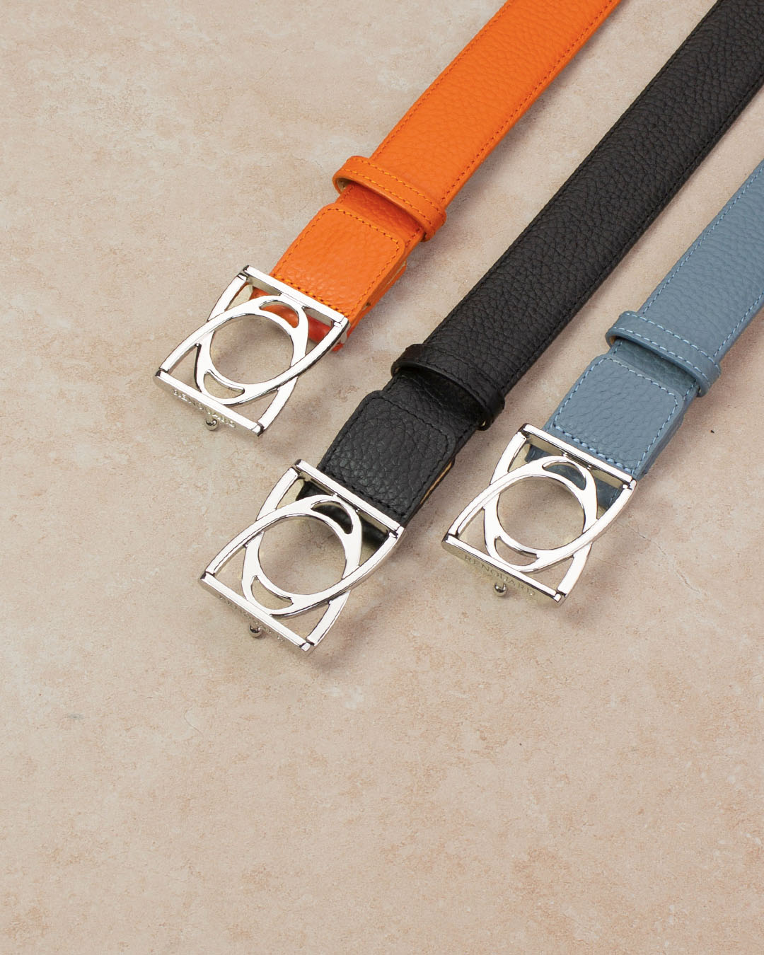 Notre ceinture Cabriole en cuir façon vigogne orange, noir, bleu cobalt vue en ambiance.