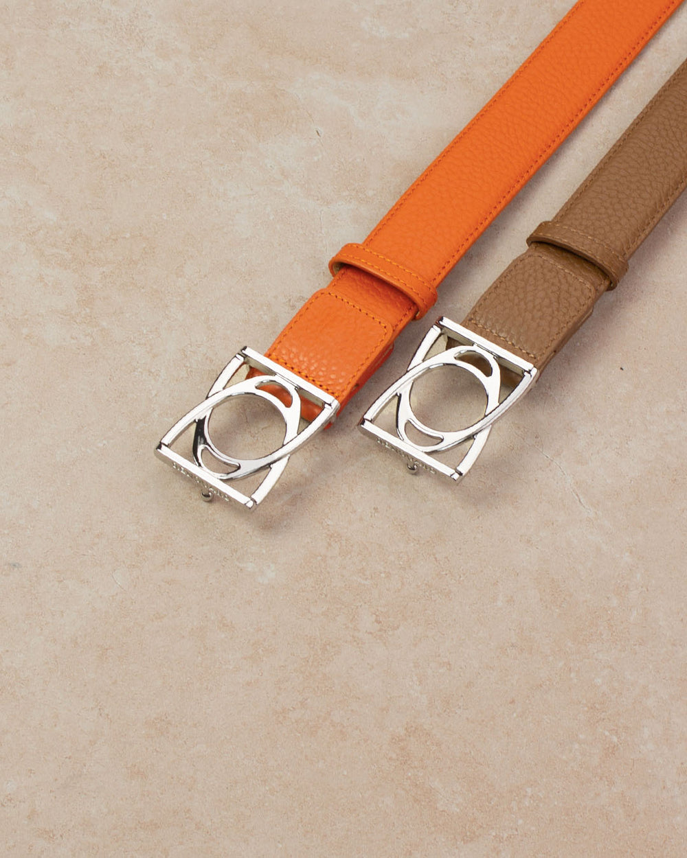 Notre ceinture Cabriole Renouard en cuir façon vigogne fauve, orange vue en ambiance.