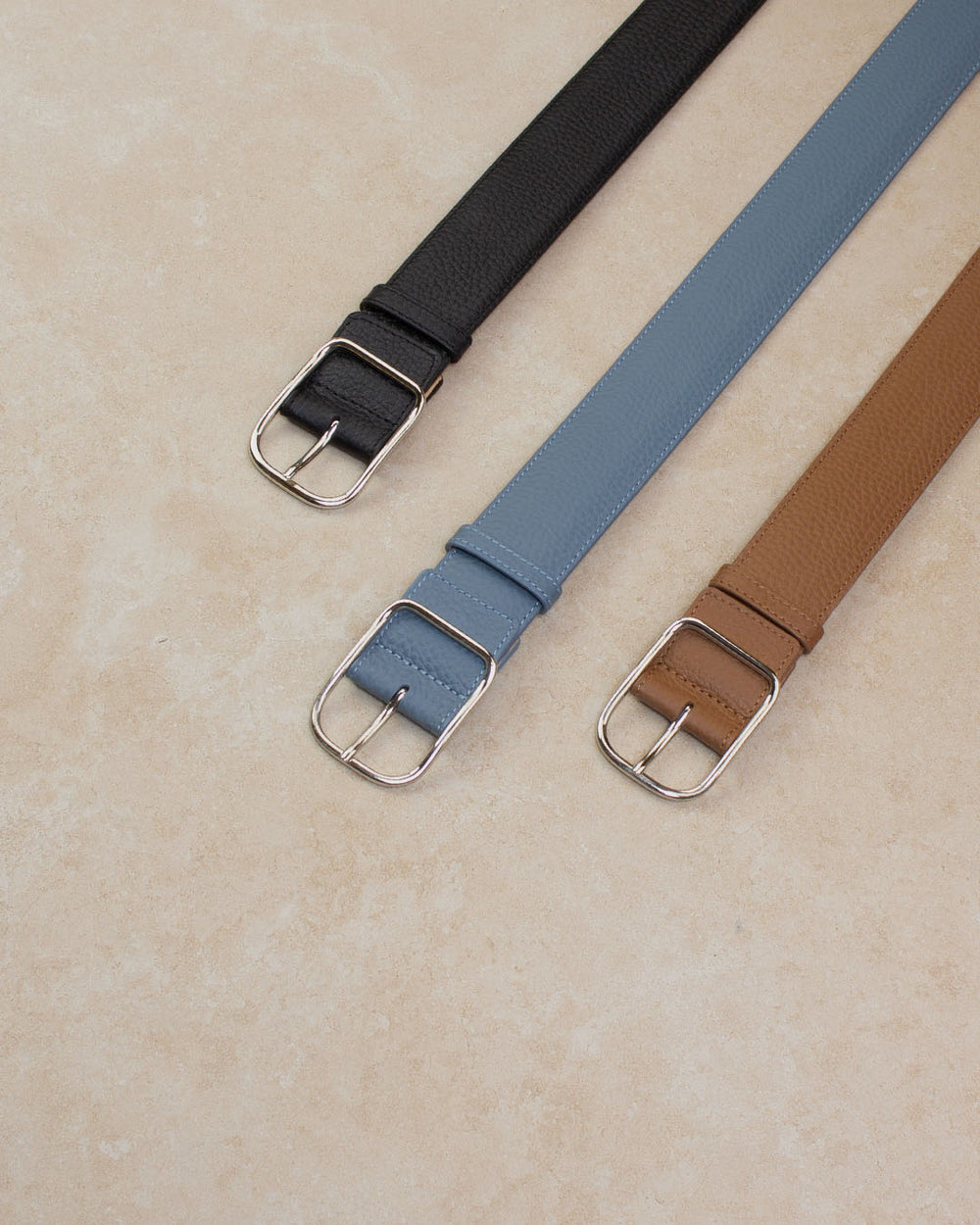 Nos ceintures James Renouard en cuir façon vigogne bleu cobalt , noir et vintage camel vues en ambiance.