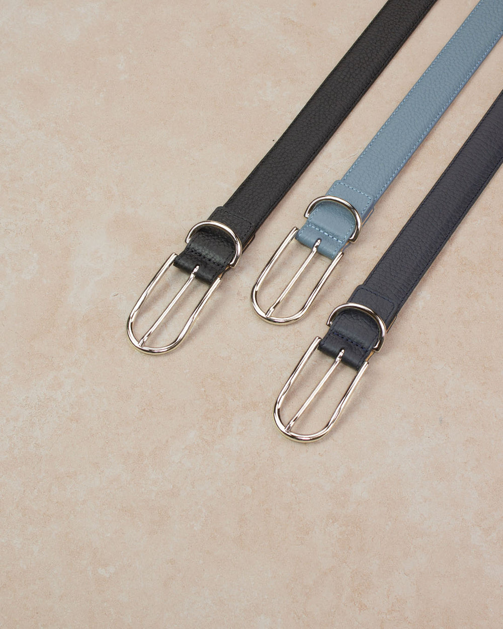 Notre ceinture Marina en cuir façon vigogne marine, noir et bleu cobalt, vue en ambiance.