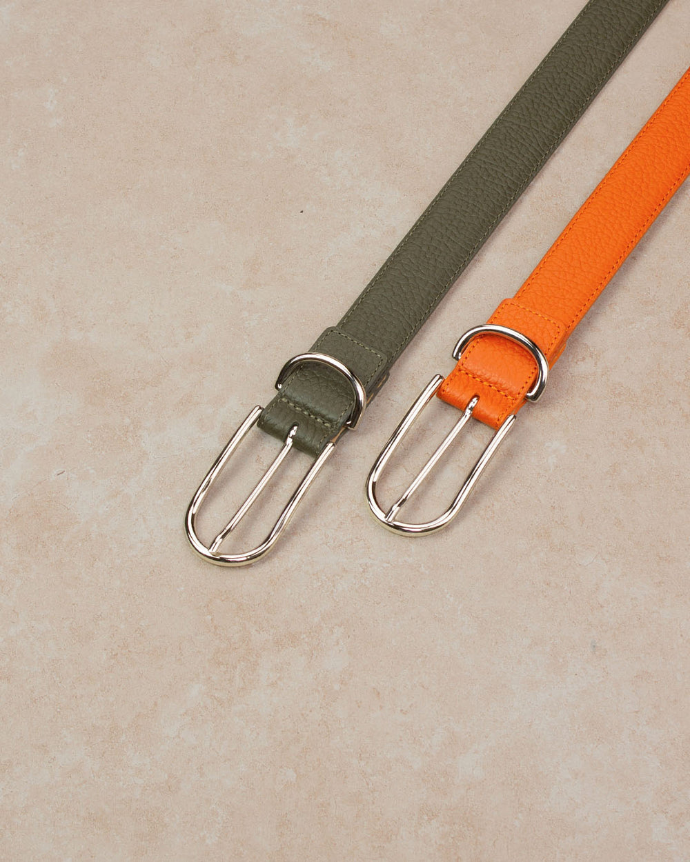 Notre ceinture Marina en cuir façon vigogne orange, kaki vu en ambiance.