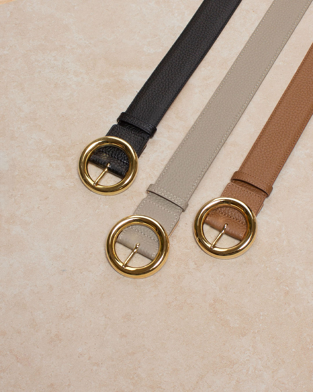 Notre ceinture Tamara Renouard en cuir façon vigogne corde, fauve, noir et boucle dorée,