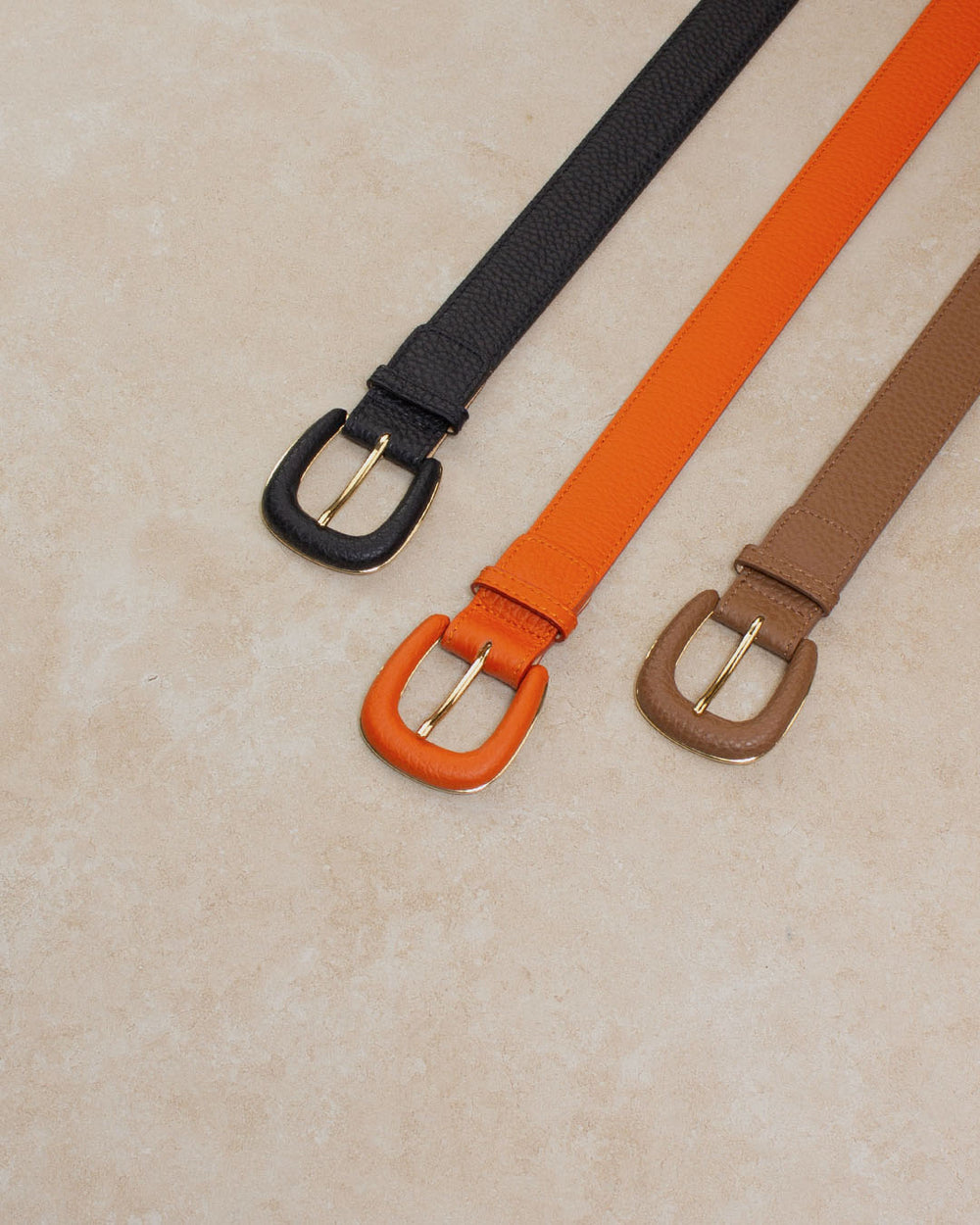 Nos ceintures Zoé Renouard en cuir vigogne orange, noir et fauve vue en ambiance.