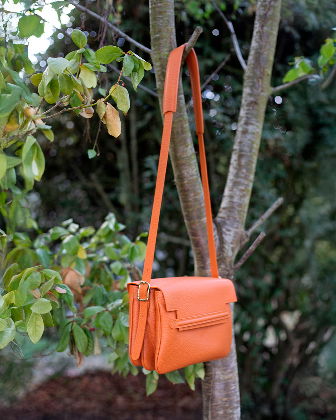 Le sac Sofia Renouard en cuir façon vigogne orange, vu en ambiance.