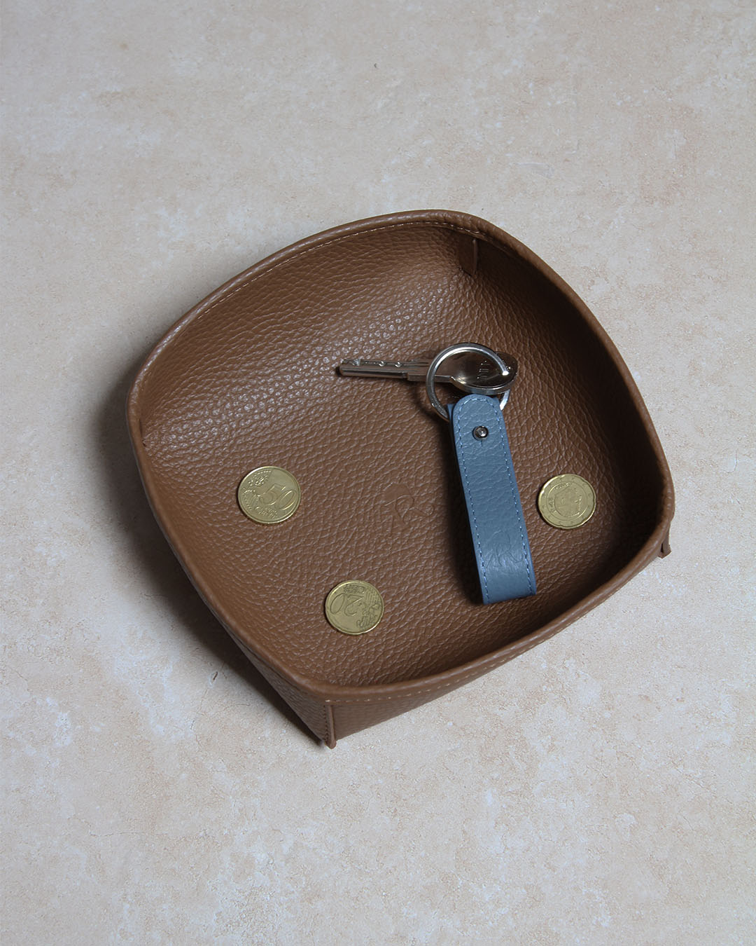 Notre porte-clé Léon Renouard en cuir vigogne bleu cobalt, vu en ambiance dans notre vide-poche Kiwi vigogne fauve.