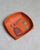 Notre porte-clé Anneau Renouard en cuir vigogne terracotta, vu en ambiance dans notre vide-poche kiwi en cuir vigogne orange.