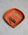 Notre vide-poche Kiwi Renouard en cuir vigogne orange, vu en ambiance avec un porte-clé Léon en cuir velours noisette.