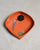 Notre porte-clés Moussaillon en cuir noir, vu en ambiance dans notre vide-poche kiwi en cuir vigogne orange.