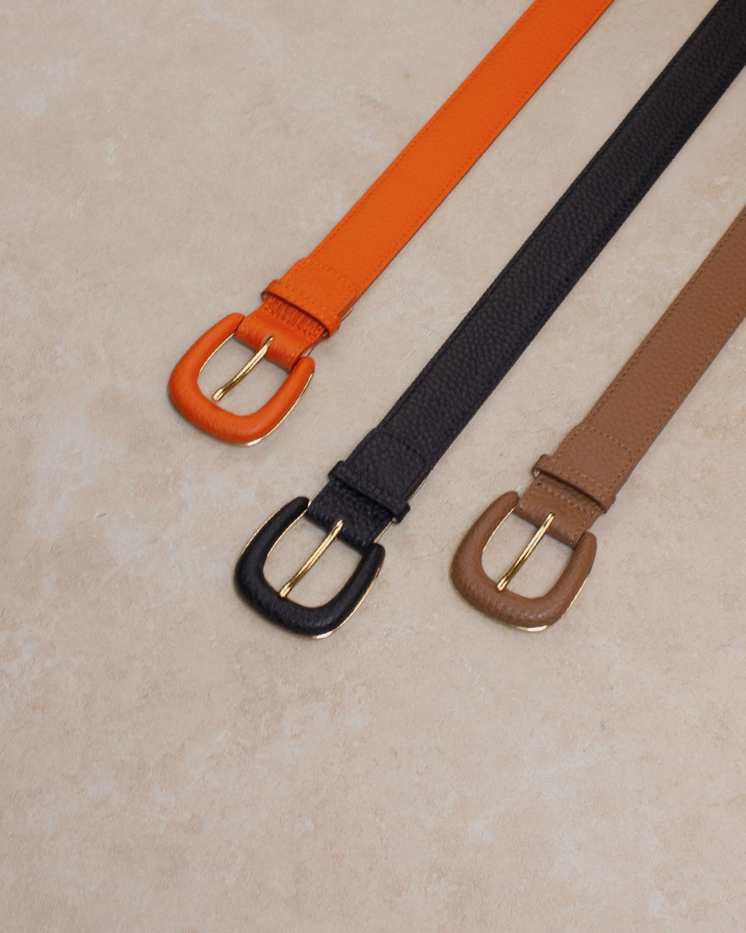 Nos ceintures Zoé en cuir vigogne noir, orange et fauve vue en ambiance.