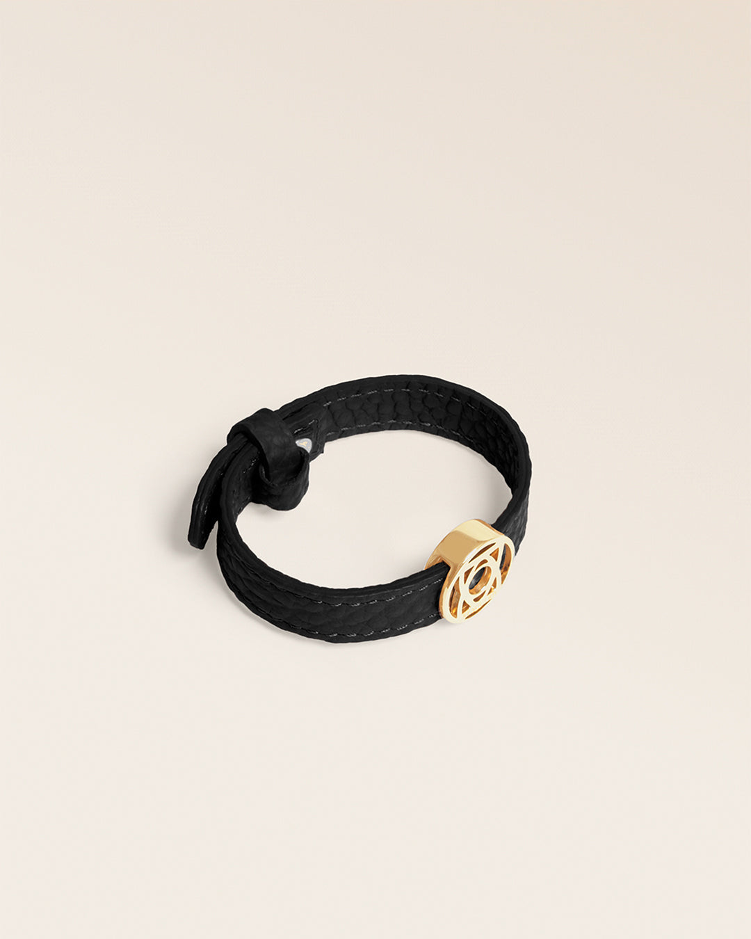 Notre bracelet Alezan en cuir vigogne noir doré, vue de quart.