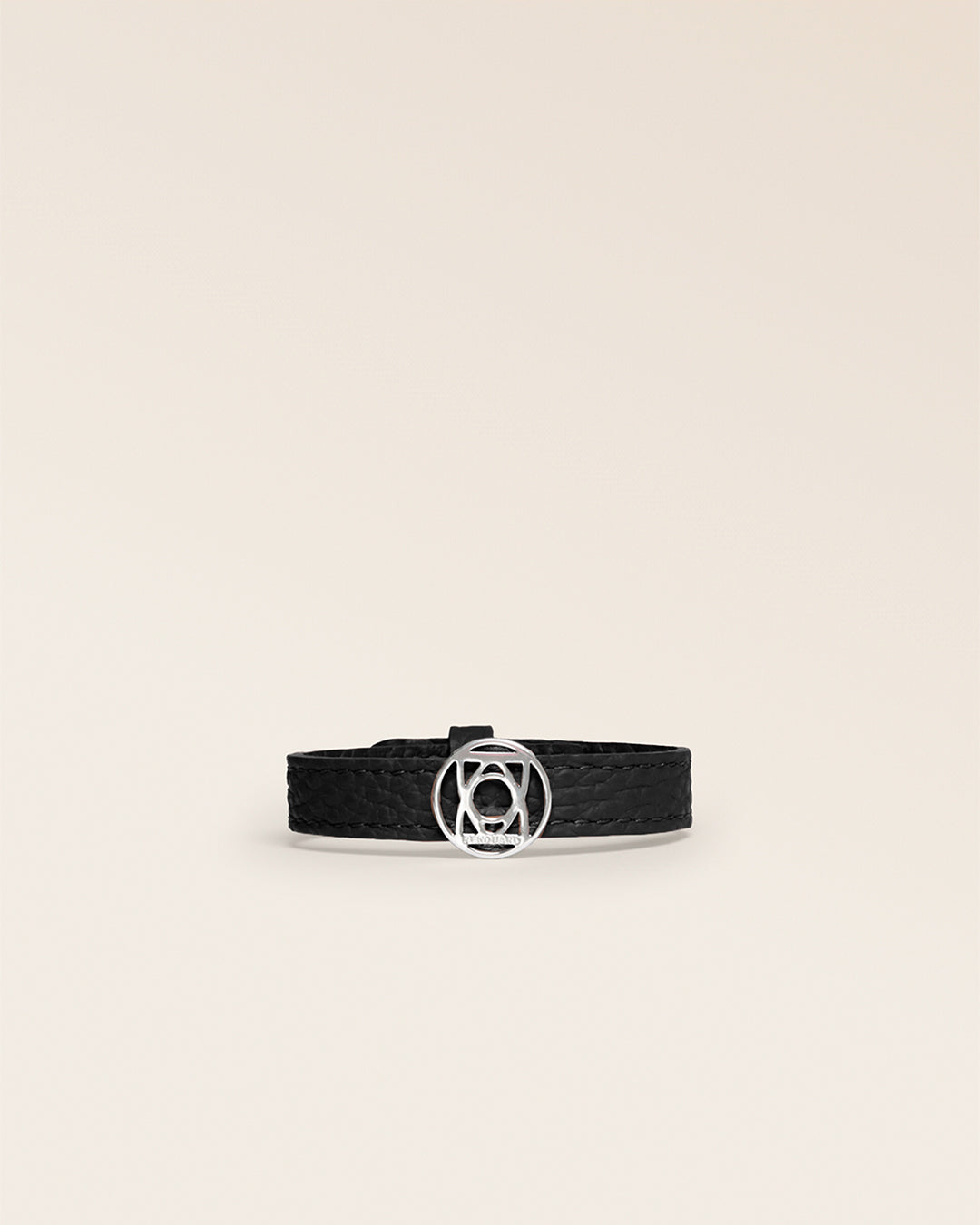 Notre bracelet Alezan en cuir vigogne noir nickelé, vue de face.