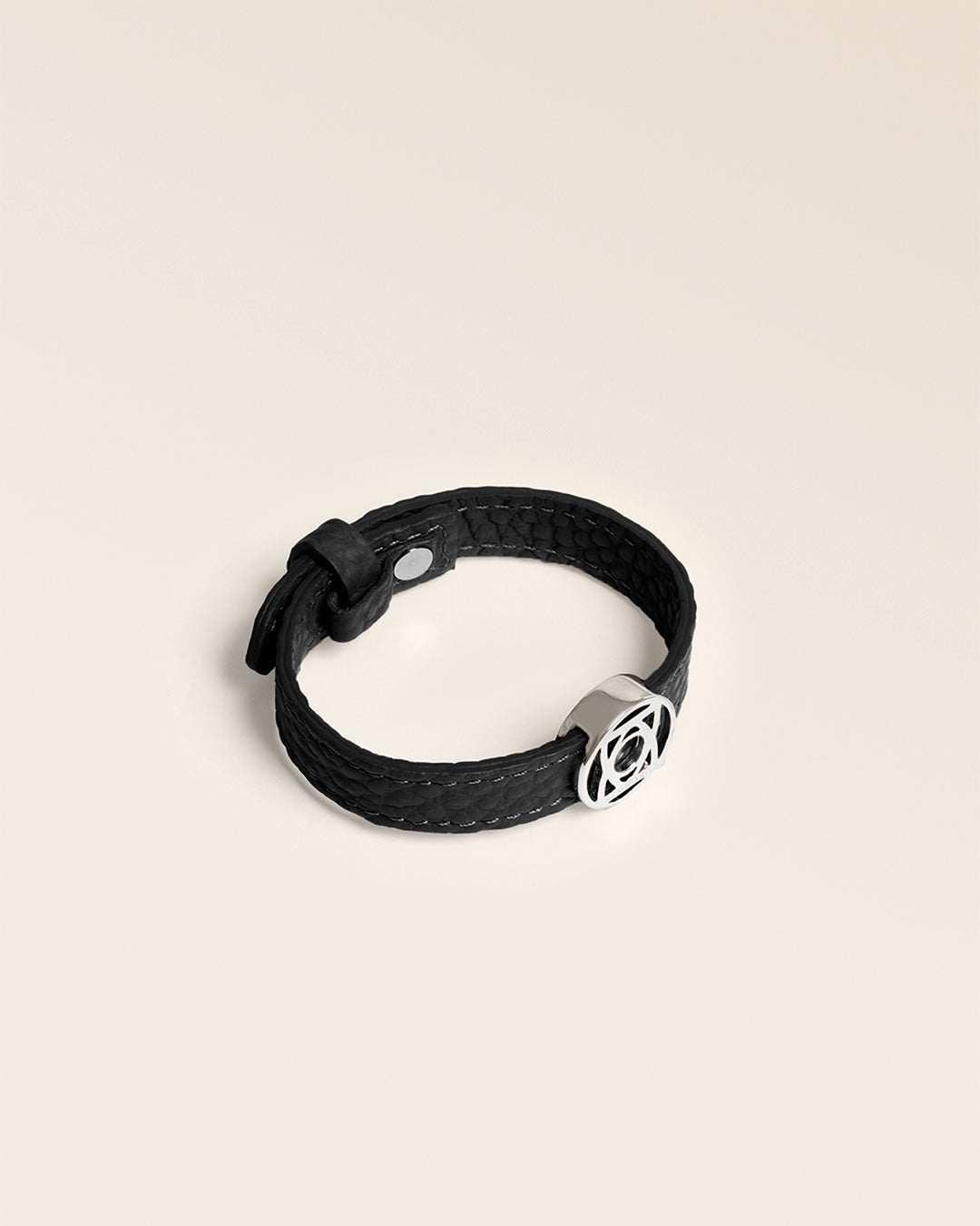 Notre bracelet Alezan en cuir vigogne noir nickelé, vue de quart.