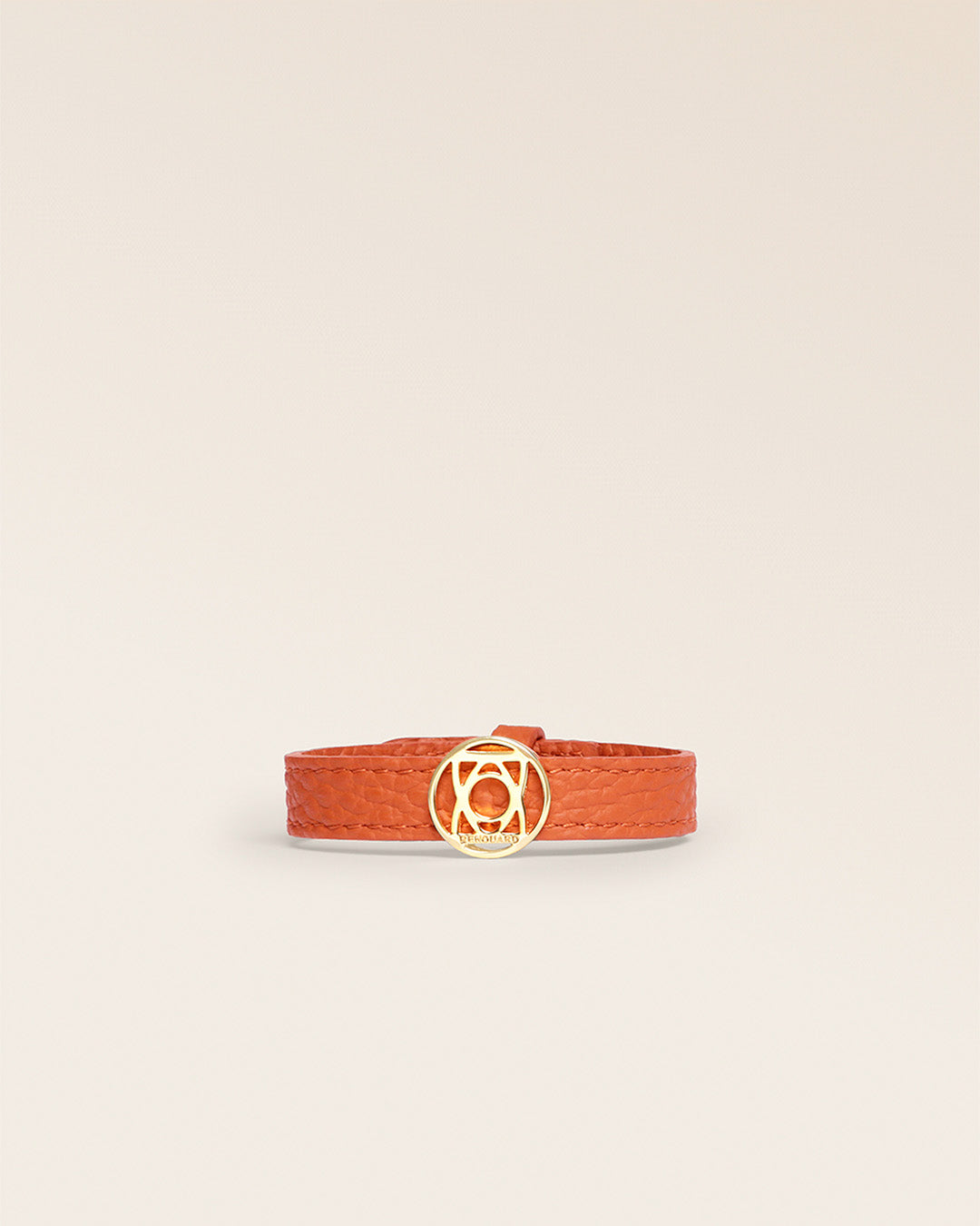Notre bracelet Alezan en cuir vigogne orange doré, vue de face.