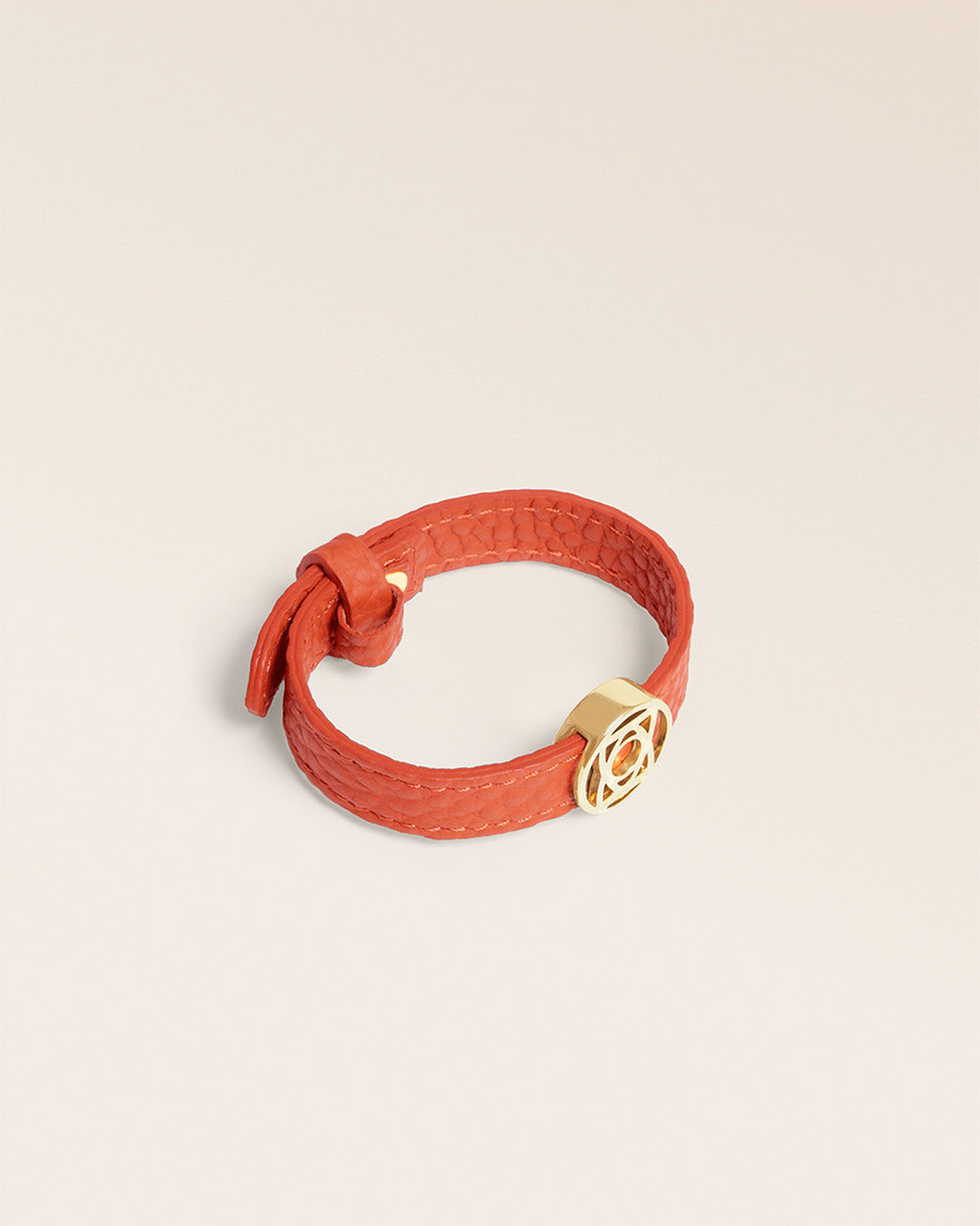 Notre bracelet Alezan en cuir vigogne orange doré, vue quart.