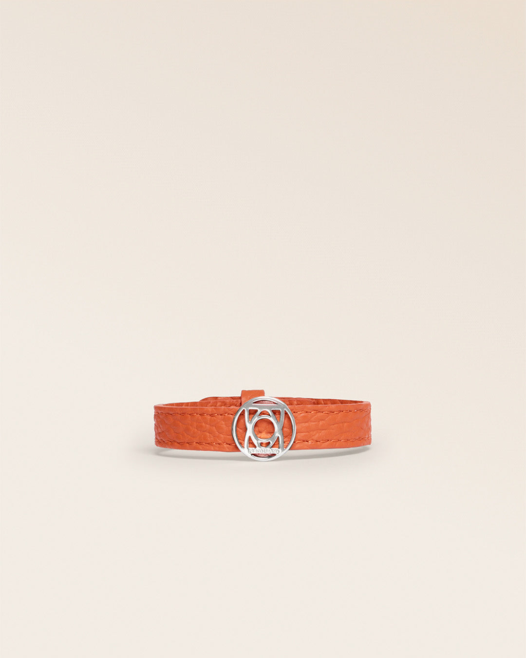 Notre bracelet Alezan en cuir vigogne orange nickelé, vue de face.
