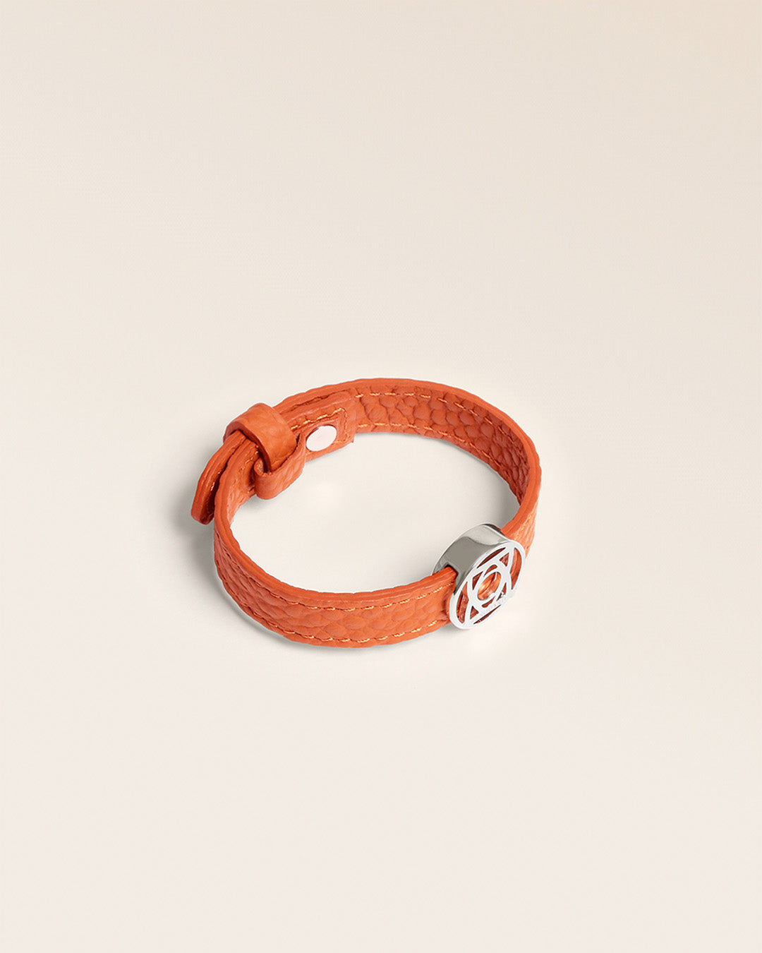 Notre bracelet Alezan en cuir vigogne orange nickelé, vue de quart.