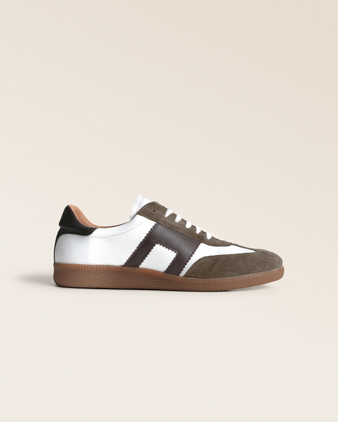 Nos sneakers Lucas Renouard pour homme en cuir lisse craie et chocolat surmontées d'un velours taupe, vues de côté en studio.