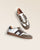 Nos sneakers Lucas Renouard pour homme en cuir lisse craie et chocolat surmontées d'un velours taupe, vues en studio.