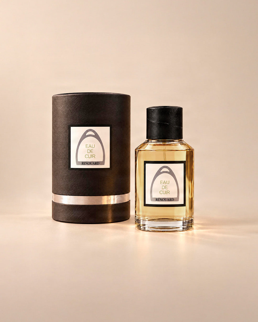 Le Parfums Eau De Cuir Renouard, vue en studio. 