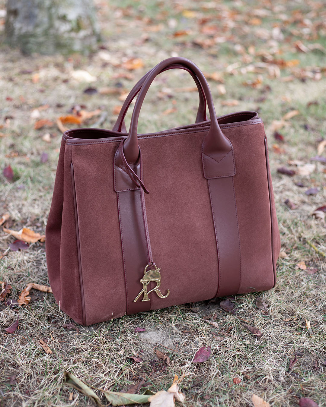 Le sac cabas Max Renouard en cuir veau velours acajou et lisse acajou, vu en ambiance.